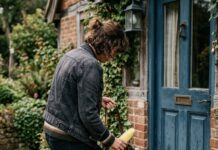 Gente que revisa la mochila de forma completa justo antes de entrar en casa